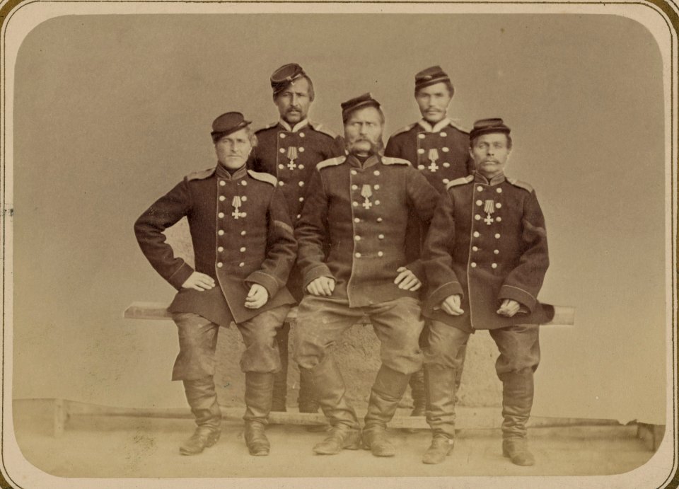 Georgievskie kavalery imieiushchie znaki otlichiia voennago ordena. Za dielo na Chopan-Atinskikh vysotakh 1-go Maia 1868 g. 3-go Turk. Lin. Batal. unt.-of. Ivshin, Novikov, riad. Sysoev, LCCN2007680287