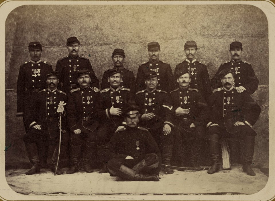 Georgievskie kavalery imieiushchie znaki otlichiia voennago ordena. Za dielo na Zirabulakskikh vysotakh 2-go Iiunia 1868 g. 1-go Turk. Art. Br. feierv. Ivanov, riad. Zubakin, bezsr. LCCN2007680315