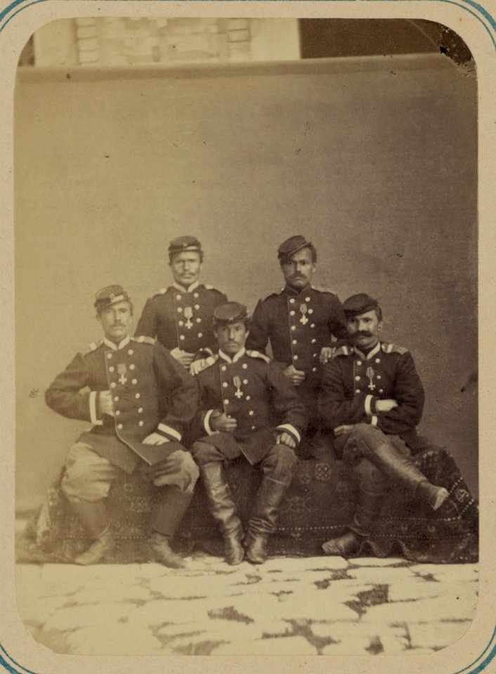 Georgievskie kavalery imieiushchie znaki otlichiia voennago ordena. Za vziatie kr. Karshi 24 Okt. 1868g. 9-go Turk. Lin. Batal. unt.-of. Neuchesov, riad. Banaev, unt.-of. Savel'ev, Murav'ev LCCN2007680321