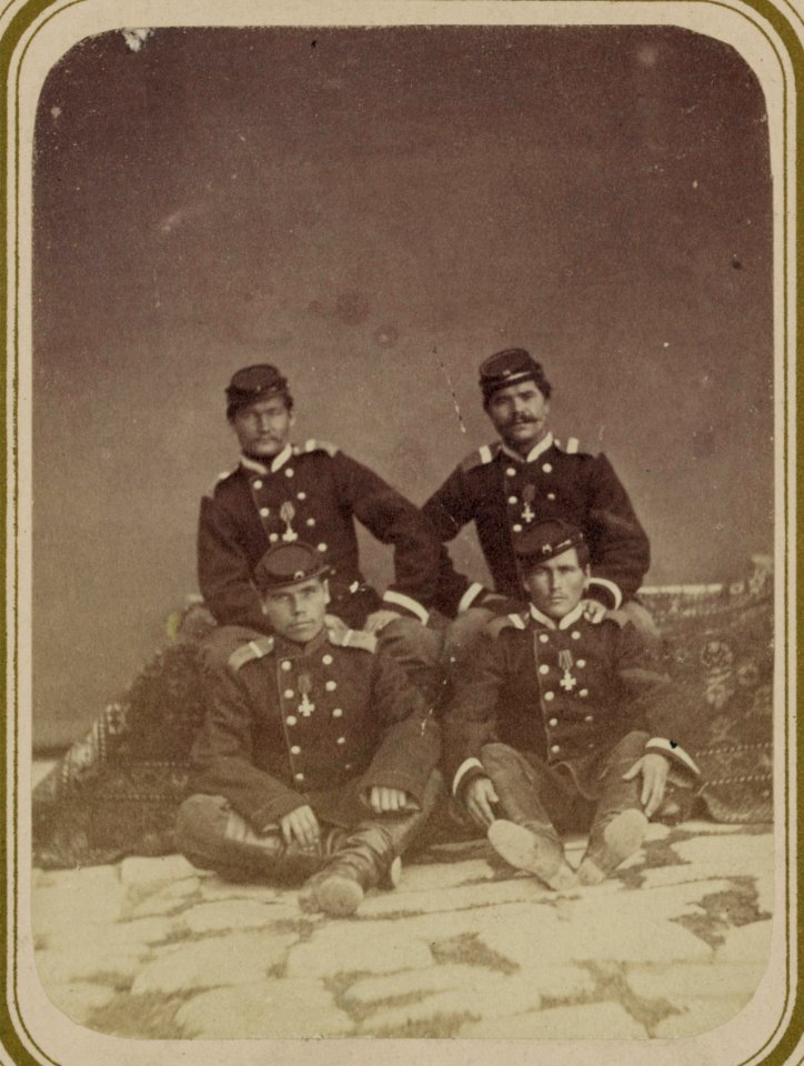 Georgievskie kavalery imieiushchie znaki otlichiia voennago ordena. Za zashchitu Samarkanda s 2-go po 8-e Iiunia 1868 g. 9-go Turk. Lin. Batal. unt.-of. Lapin, Pichin, Mokhin, Sienokosov LCCN2007680334