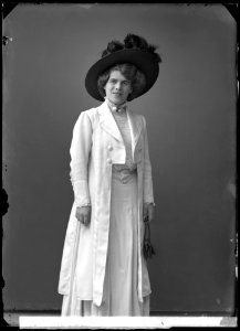 Georgina Nilsson, dancer, undated portrait - SMV - GN017
