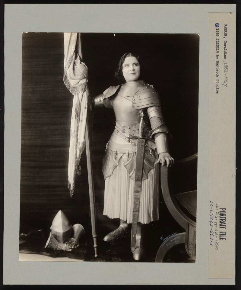 Geraldine Farrar, dressed in costume as Joan of Arc, holding a flag) - Hartsook photo, S.F. - L.A LCCN2006685388