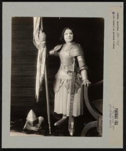 Geraldine Farrar, dressed in costume as Joan of Arc, holding a flag) - Hartsook photo, S.F. - L.A LCCN2006685388