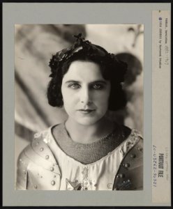 Geraldine Farrar, head-and-shoulders portrait, facing front LCCN96524636