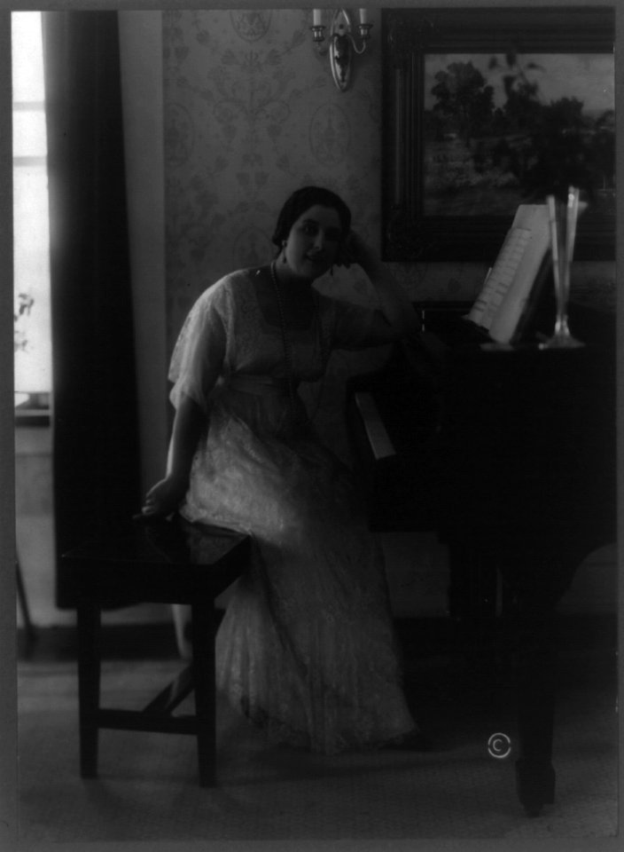 Geraldine Farrar, full-length portrait, seated at piano, facing right, head resting on left hand LCCN96524637