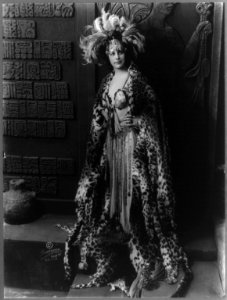 Geraldine Farrar, full-length portrait, standing, facing right wearing leopard skin robe and feather headdress LCCN96524634