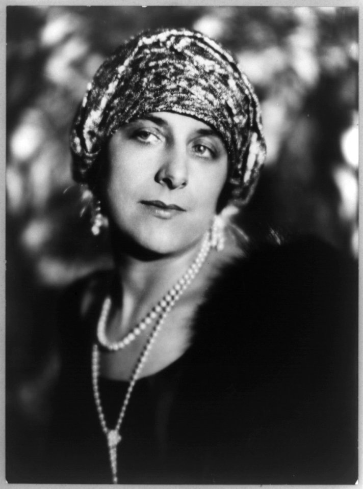 Geraldine Farrar, head-and-shoulders portrait, facing right LCCN96524635