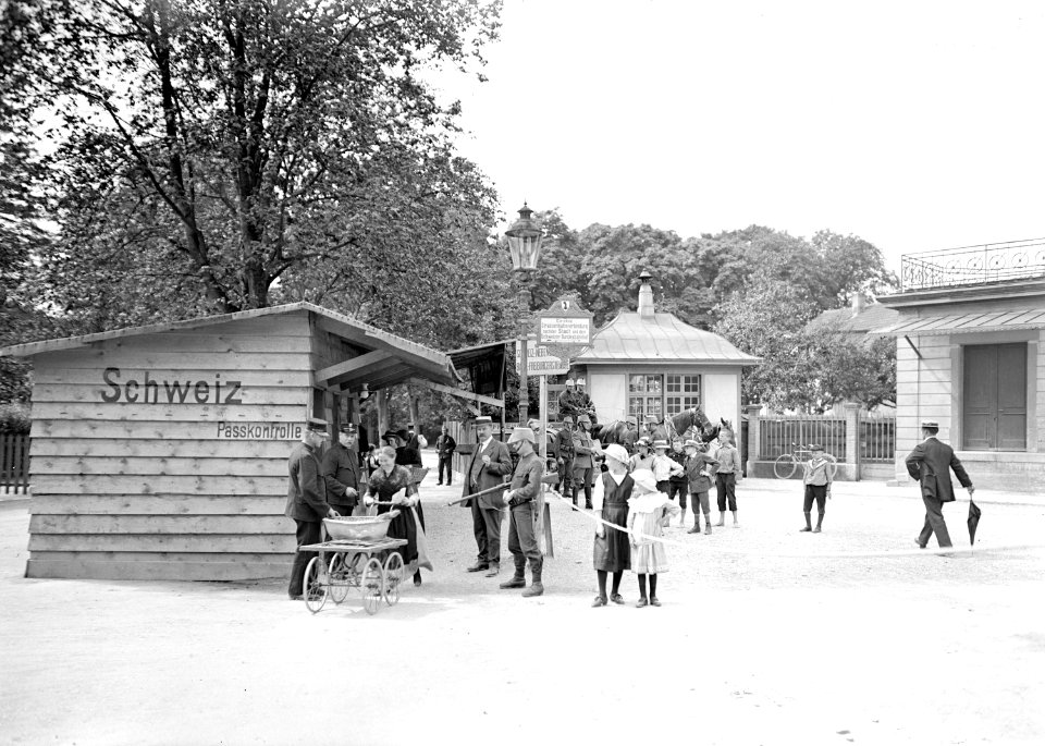 Gepäck- und Passkontrolle an einem schweizerischen Grenzposten - CH-BAR - 3239802