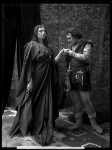Gerda Lundequist as Monna Vanna and Anders de Wahl as Prinzivalle in Monna Vanna at Svenska teatern 1903 - SMV - SvT002