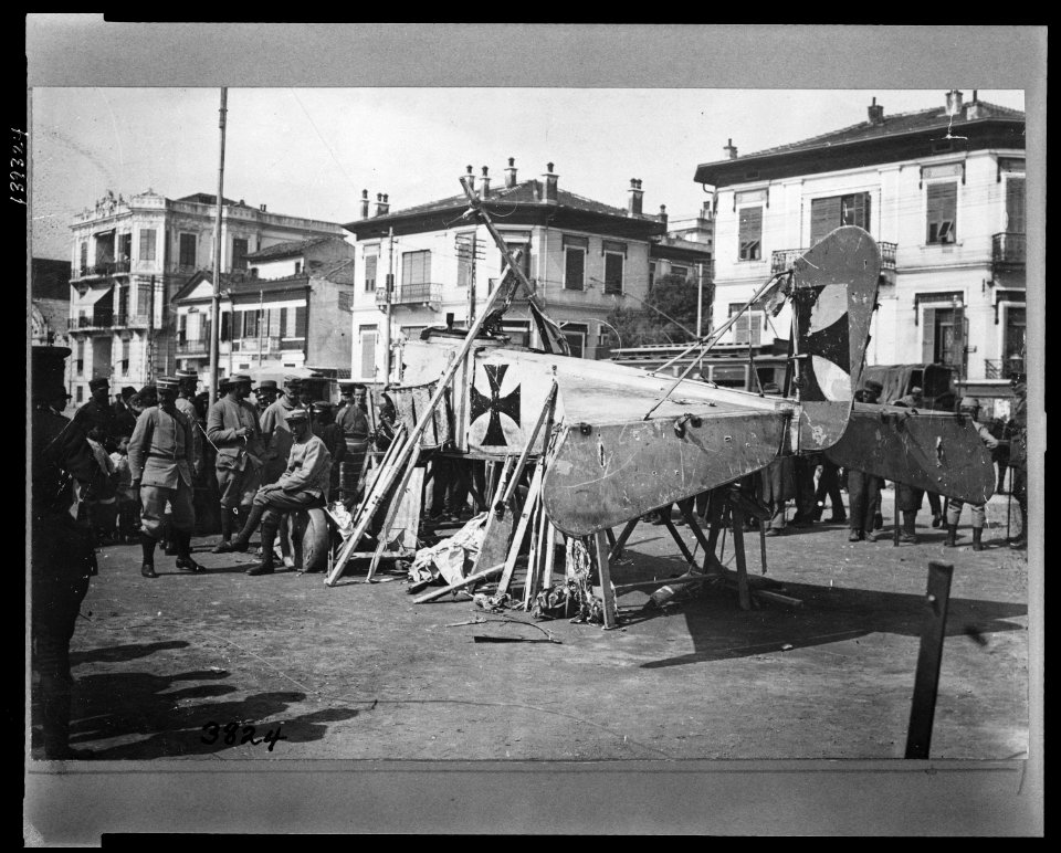 German air-plane displayed to the crowd at Salonika LCCN2010650508