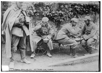 German artillerists on firing line, Verdun LCCN2014703577