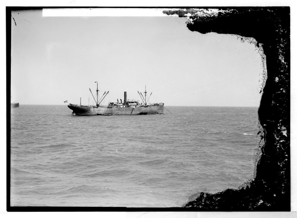 German Baghdad Railway, 190 . German steamer disembarking railroad material at Mersina LOC matpc.04678