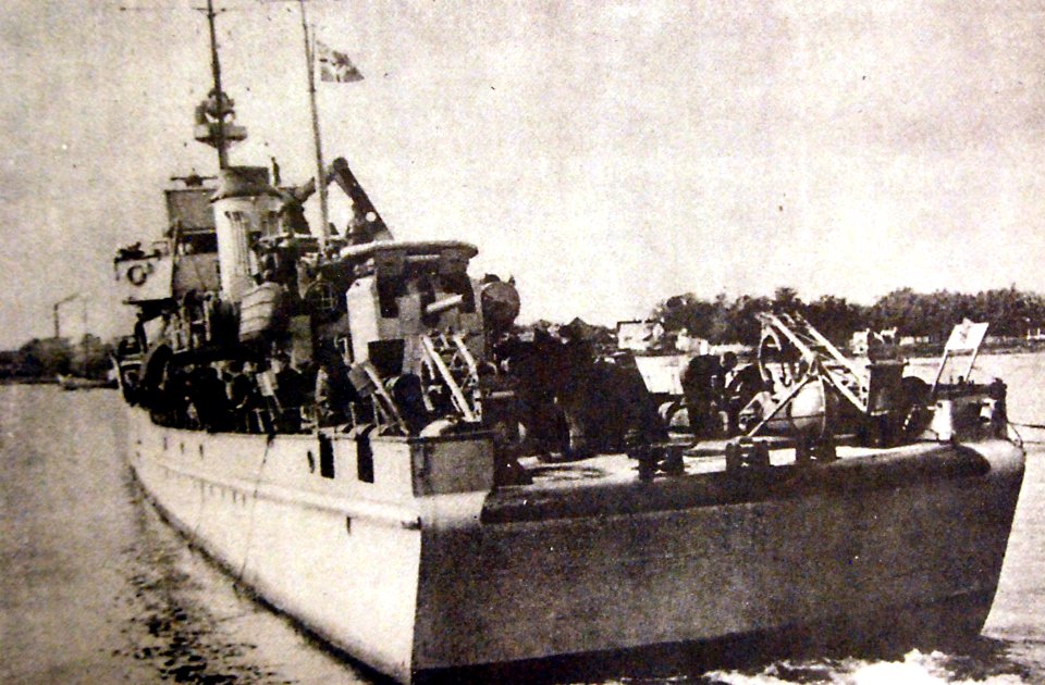 German AM ship, M-1 class, aft view, 1941 (26581689330)