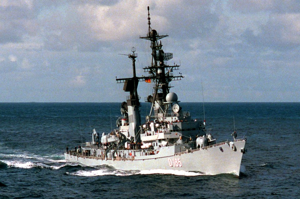 German destroyer Lütjens (D185) underway in 1988