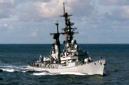 German destroyer Lütjens (D185) underway in 1988
