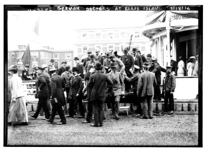 German Doctors at Ellis Island LCCN2014690658