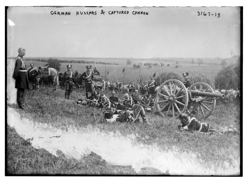 German Hussars & captured cannon LCCN2014696859