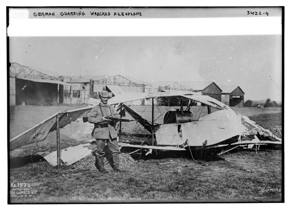 German guarding wrecked aeroplane LCCN2014698632