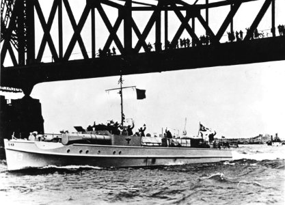 German motor-torpedo boat S13 passing under a bridge in the 1930s (NH 91615)