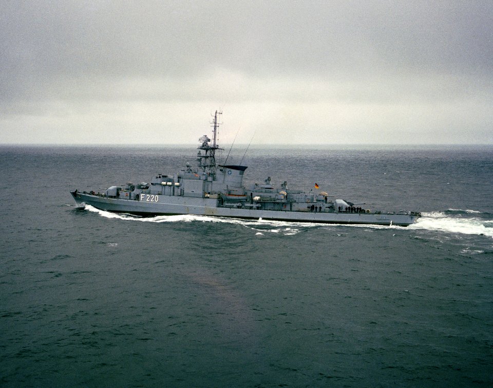 German figate Köln (F220) underway 1982