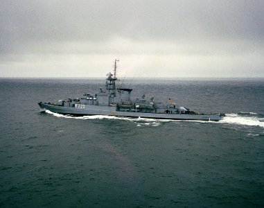 German figate Köln (F220) underway 1982