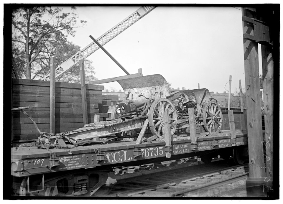 GERMAN ORDNANCE. CAPTURED GERMAN GUN LCCN2016869531