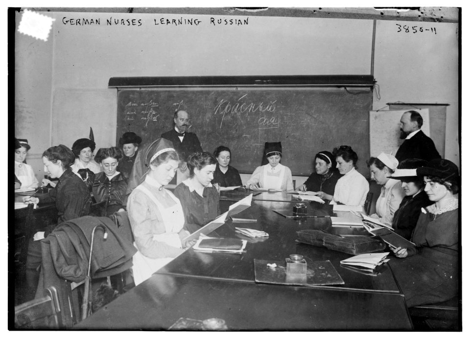 German Nurses learning Russian LCCN2014701629