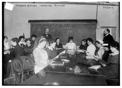 German Nurses learning Russian LCCN2014701629