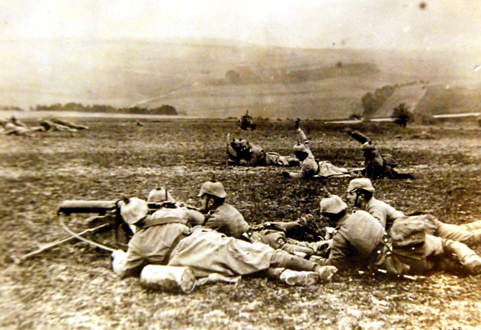German machine gun detachment creeping into action, May 7, 1915 (30982753741)