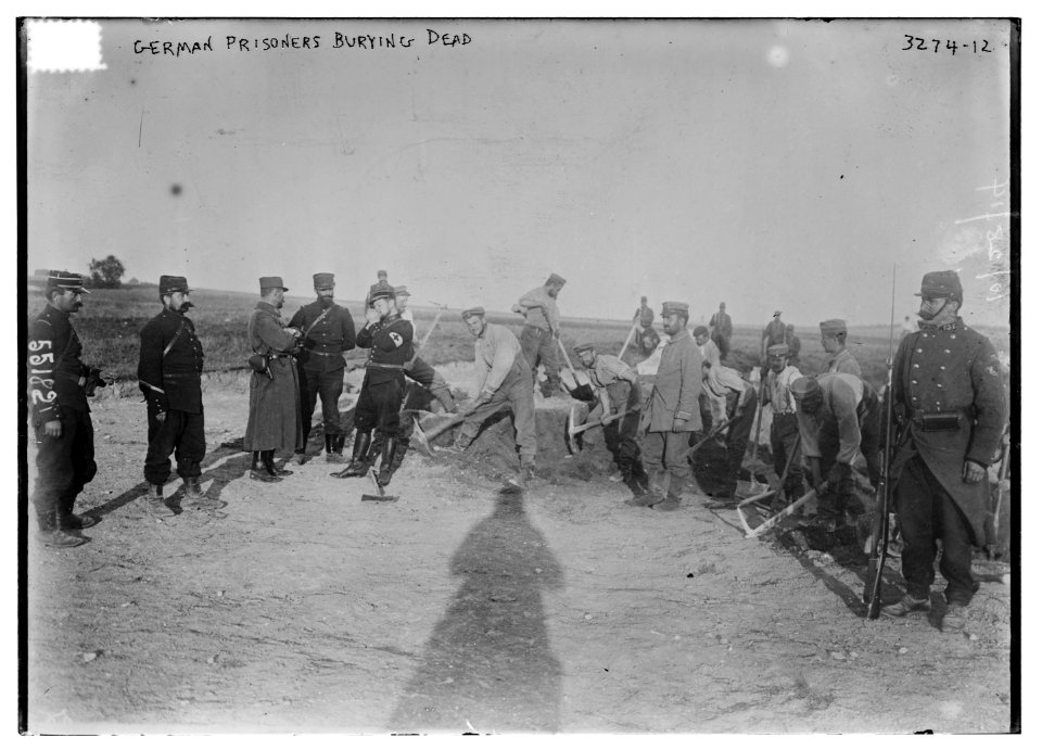 German prisoners burying dead LCCN2014697913