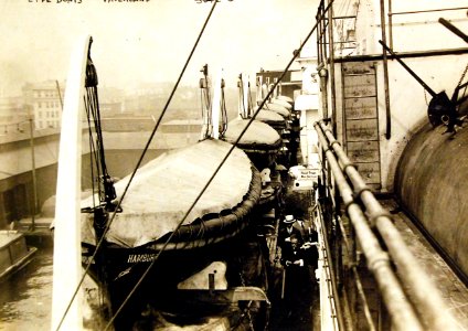 German ocean liner Vaterland in New York probably after seizure by the U.S. Shipping Board (27755367830)