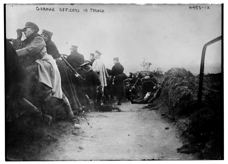 German officers in trench LCCN2014706141
