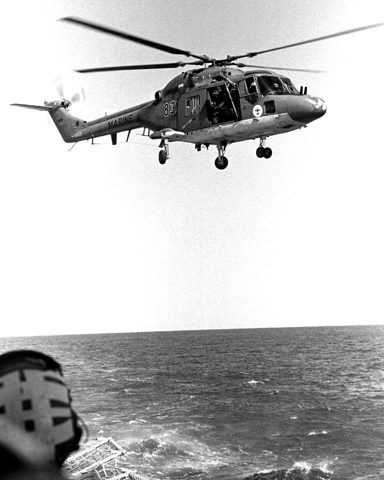 German Sea Lynx approaching USS Stark (FFG-31) in 1990