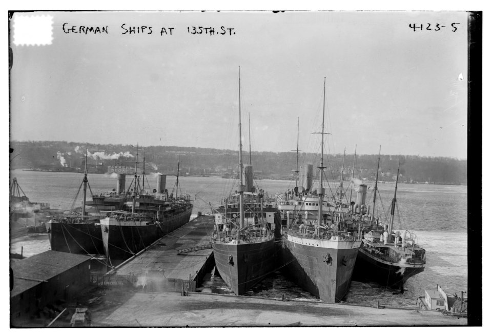 German Ships at 135th St. LCCN2014701303
