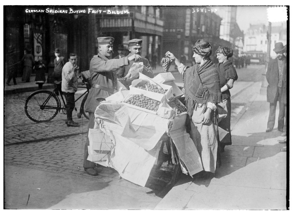 German soldiers buying fruit - Belgium LCCN2014698437