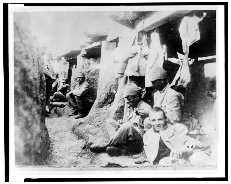 German soldiers in trench, 1914-15 LCCN2006679081