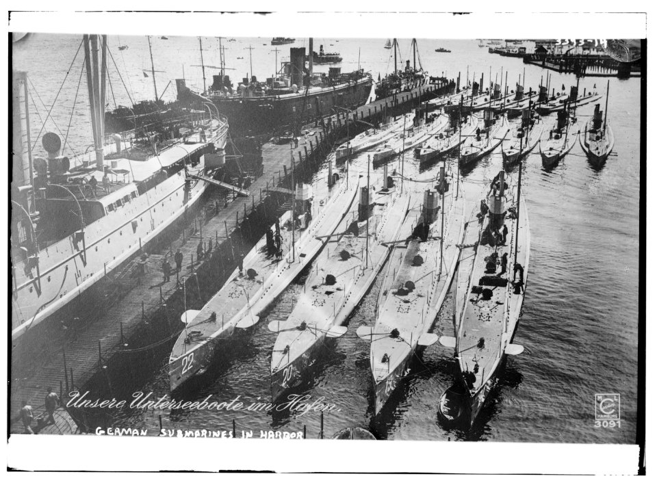 German submarines in harbor LCCN2014698554