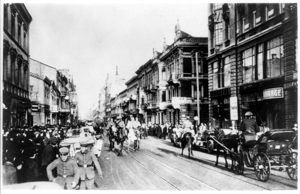 German troops entering the streets of Lodz, Poland LCCN2017656344
