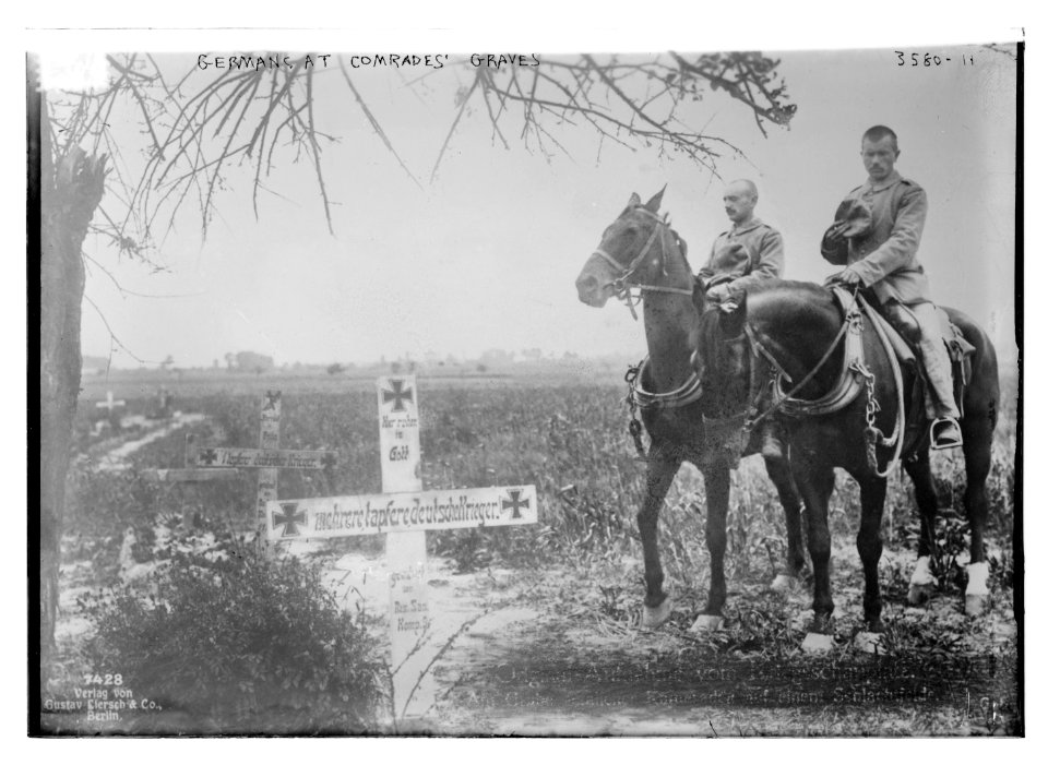 Germans at comrades' graves LCCN2014699761
