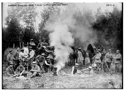 Germans cooking near firing line, North Sea Coast LCCN2014703573