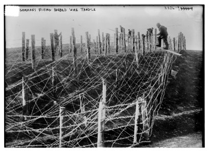 Germans fixing barbed wire tangle LCCN2014698395