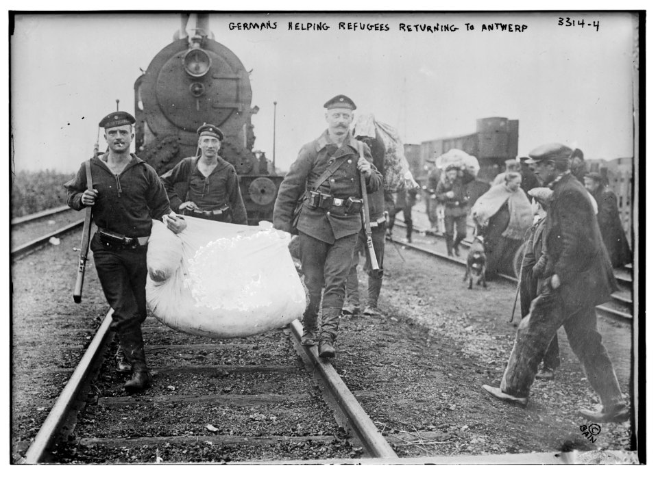 Germans helping refugees returning to Antwerp LCCN2014703572