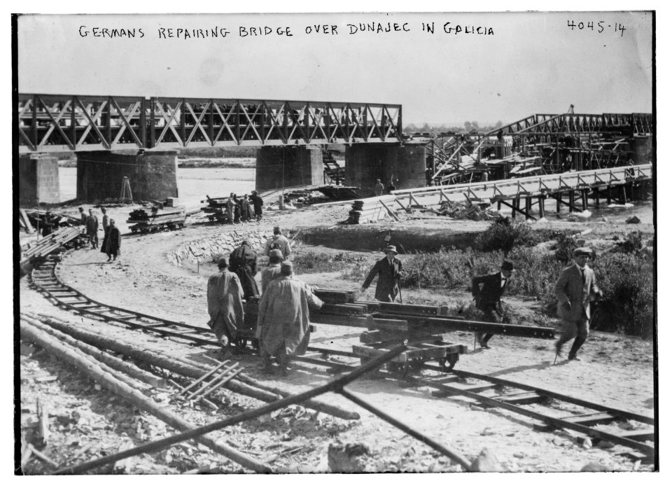 Germans repairing bridge over Dunajec in Galicia (i.e. Galitzia) LCCN2014703137