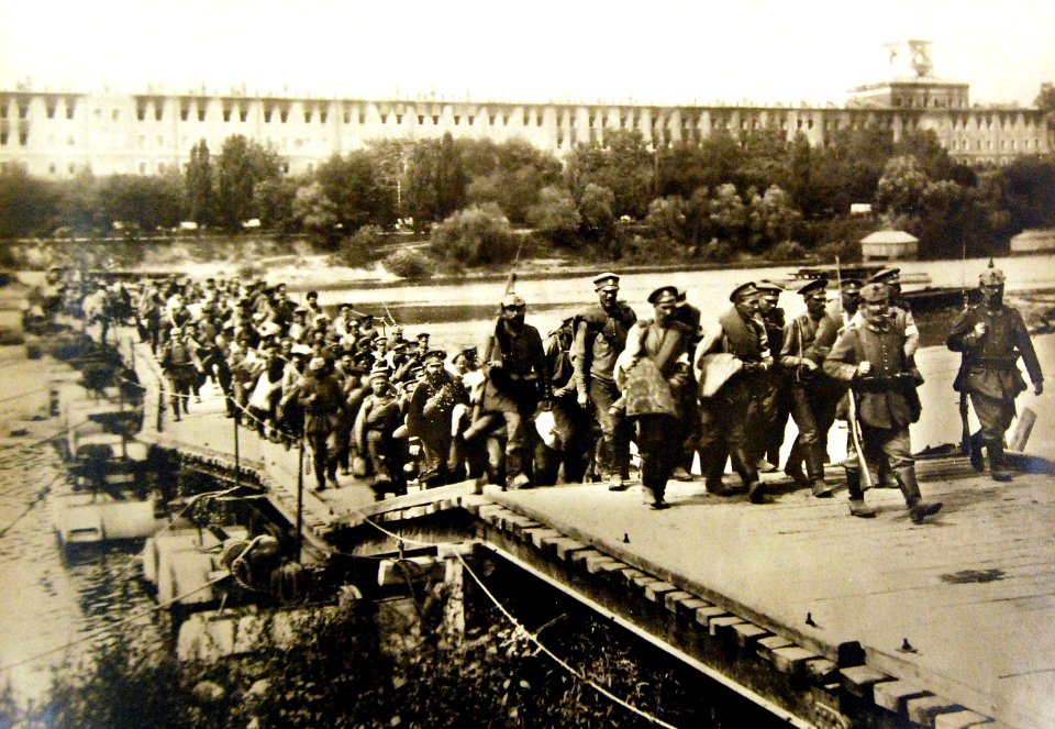 Germans leading Russian prisoners over Vistula River, fortress of Novogeorgievsk, Poland, 1915 (LC-USZ62-42722) (21978728441)