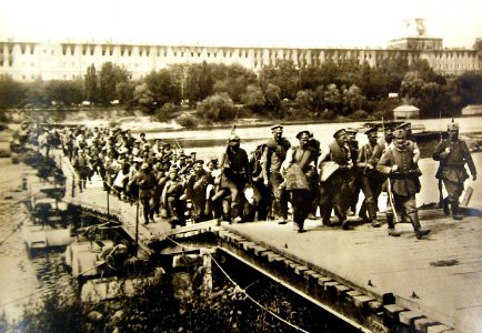 Germans leading Russian prisoners over Vistula River, fortress of Novogeorgievsk, Poland, 1915 (LC-USZ62-42722) (21978728441)