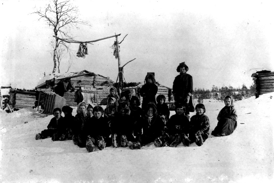 Elever og lærerinne utenfor skolehuset i Sandnes eller ved vinterboplass i Øvre Skolteby, Pasvik - Norsk folkemuseum - NF.08576-021