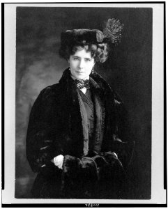 Elinor (Sutherland) Glyn, half-length portrait, standing, facing front LCCN90714689