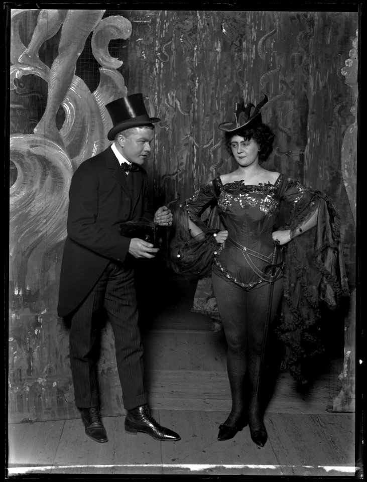 Elis Ellis as Kalle Blomqvist and Maja Johansson as Hin Junior in the revue Stockholmsluft at Södra teatern 1905 - SMV - ST006