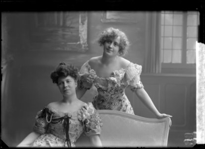 Ella Möcklin, actor, and unidentified woman, undated photo - SMV - NM061