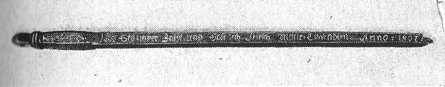 Elle mit eingeschnitzter Inschrift